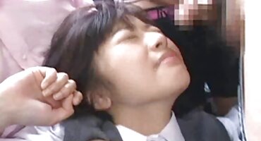 Plavuša je zaboravila staviti gaćice i ima dva člana u dupe porno dlakave mame