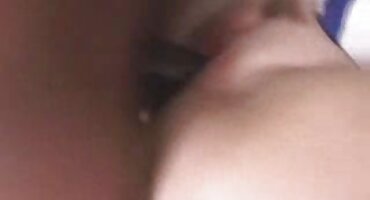 Zrela s prekrasnim Sisama dobila dildo na poklon i sada dlakave brazilke masturbira svaki dan