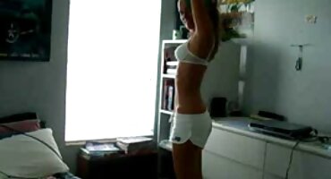 Graciozan djevojka s elastičnim dlakave zene sex Sisama strastveno masturbira joj obrijane maca