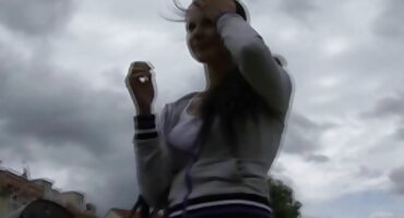 Djevojka s dlakavim pubisom ostala je u donjem rublju i imala večernji seks s muškarcem pornodlakave