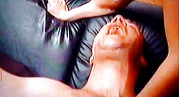 Dok djevojka igra u kontaktu, momak seks dlakave fucks crnu ženu iza leđa