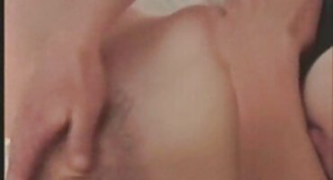 Mulat s visećim sisama i bijelom kožom BF jebeno na dlakave mame porno kauču