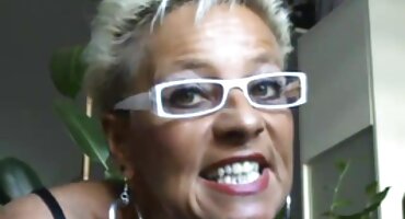 Strašna debela djevojka na casting dlakave lezbijke svidi dva muškarca dubokim Pušenje