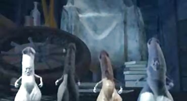 Muškarac fucks rutave cure dvije biseksualne kurve s velikim guzicama u analnom Gangbang