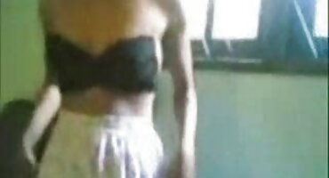 Prostitutka u crvenom rublju jebanje dlakaveporno s negro za veliki novac