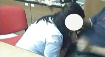 Tattooed dlakave crnke djevojka pristala sisati i zajebavati sa zrelim muškarcem