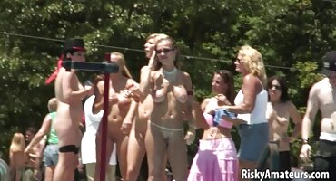 Kći cijeli dan provodi sisajući kurac i seksajući se slike dlakavih picaka s ocem