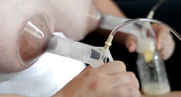 Lesbian uhvaćen momak sa svojim jauk i jebeno ih dlakave sex u orgija