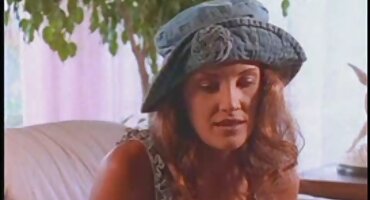 Momak liže porno cupave glatku maca Djevice i imao seks s njom na krevetu