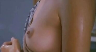 Dečki dovode do zrele i droljaste djevojke da je odgajaju dlakave crnke za grupni seks u prirodi