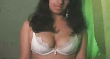 Usamljena crnka predstavljena u troje s mladim parom na dlakave talijanke krevetu