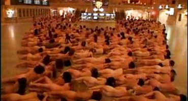 Ćelav momak prži mladu djevojku nakon šetnje u parku porno cupave