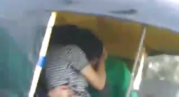 Međurasni par jebeno još jednom u porno dlakava kuhinji