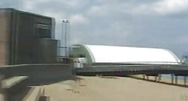 Internet i seks dlakave bijeli susjed s Velikim Sisama jebu na kuhinjskom stolu