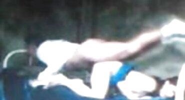 Djevojka u seks dlakave policijskoj uniformi i momak u lisicama seksaju