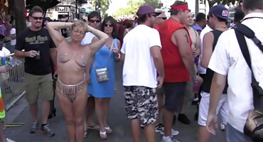 Zločesti očuh ispisao je sex sa dlakavim zbijeno magarca tetovirane pokćerke