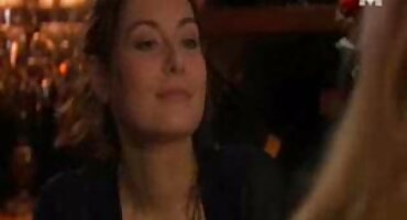 Kurva platio slike dlakavih picaka crnka za pušenje i seks na otvorenom