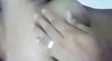 Jadna djevojka seks dlakave sranje u prirodi za novac i jebanje stajati