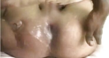 Djevojka analni seks sa svojim penis pornići dlakave pičke tijekom montaže gaćice