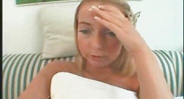 Djevojka je započela masažu i raširila noge pred pornodlakave muškarcem