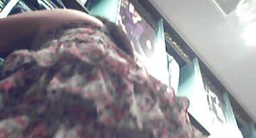 Da bi sin bio popularan među pod porno dlakave suknju, majka ga uči da se ševe