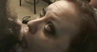 Junica je pričvršćena na kurac s uskim dlakave zrele zene anusom nakon pušenja u duši