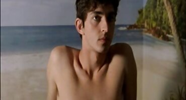 Tattooed dude fucks djevojku porno dlakave pičke s dreadlocks u blizini bazena