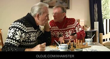 Zrela prsata maserka imala seks seks sa dlakavim zenama s mladim klijentom