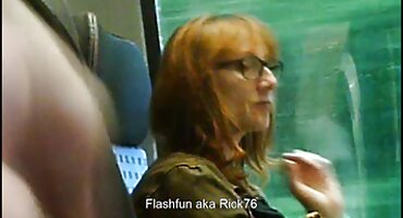 Prsata djevojka ima zrele dlakave spolni odnos s pick-up u kombiju