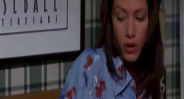 Prsata teta je bila puna i dlakave cure gole htjela se zajebavati pravo na stolu