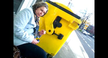 Plavuša s Velikim Sisama liže šupak crnog čovjeka u međurasni dlakavi porno video