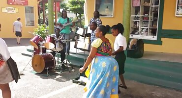 Prsata djevojka s tetovažama dlakave matorke porno jebanje u maca s djevojkom momak