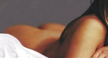 Djevojka je predložila crnom dlakave seljanke muškarcu da se seksa izravno na masažu