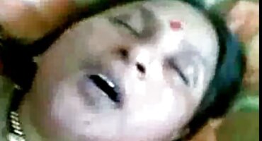 Plavuša je hodala s crnim porno dlakave muškarcem i odjednom ga dala ravno na cestu