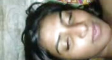 Na casting s interneta Ona je morala dobiti dva člana dlakave crnke u njeno dupe