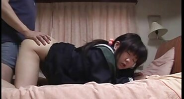 18-godišnja pilence dala je dlakava porno anal muškarcu koji je stariji od nje