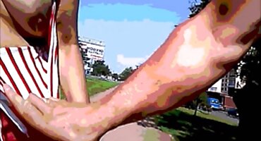 Dupe djevojke okružile su čovjeka velikim porno filmovi dlakave penisom i nagnule ga na Gangbang