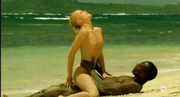 Muškarac je skinuo dvije pratnje porno cupave i jebeno ih u dupe velikim penisom