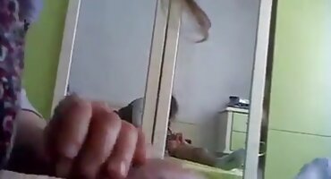 Sramežljiva studentica nježno sex porno dlakave masturbira maca na kauču