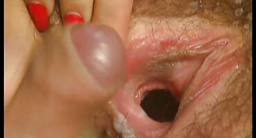 Studentica de Laura zna da je oslobađanje od seks dlakave stresa od učenja olakšano masturbacijom