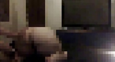 Jok porno dlakave bakice stisnuo dvije lezbijke u dupe u toplom gangbang dvije žene i muškarac