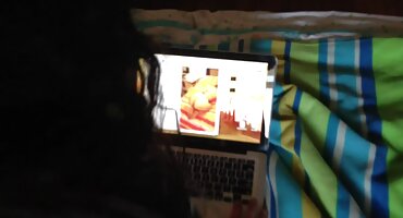 Pametan momak ponizan crno dlakave starke stablo maca sa svojim veliki kurac