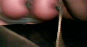 Djevojka s lijepim tijelom ima grubi seks porno cupave na otvorenom