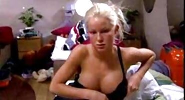 Crnka s mršavim tijelom dano u dupe stajati dlakave japanke