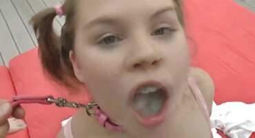 Ruski momak dlakave crnke širi dupe junica od trulo drvo za analni seks