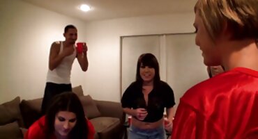 Preslatko mama je bio rastegnut na dva člana i napravio joj porno dlakave Double penetration