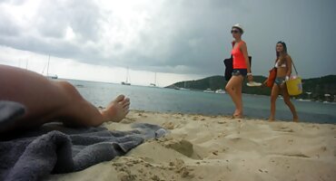 Crna žena s Velikim Sisama mora dati porno dlakave pice susjedu dečka