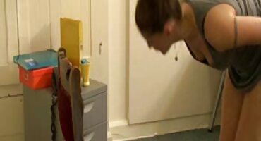 Mršava plavuša nazvala je novog susjeda u posjet i dala dlakave talijanke mu anal