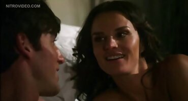 Crnac je umetnuo veliki kurac u mršavu guzicu i dlakave starke jebeno