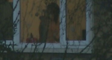 Mršavi Piper Perrie rastresen od porno cupave studija na Bi-Bi-Si